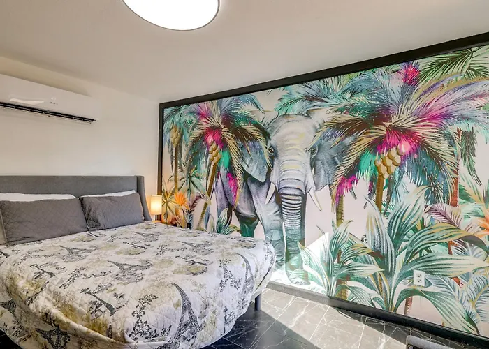 Apartment Near Downtown W/ Step-free Entry