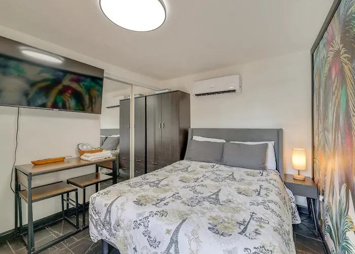 Apartment Near Downtown W/ Step-free Entry *