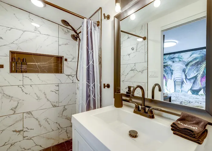 Apartment Near Downtown W/ Step-free Entry